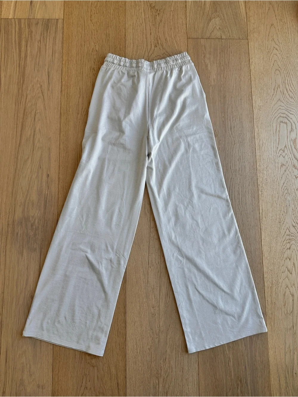 Vuori Halo Essential Wide Leg DreamKnit™ Pant Ecru
Heather S - Picture 7 of 8